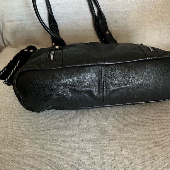 Elegant Black Leather Handbag - Picture 3 of 8